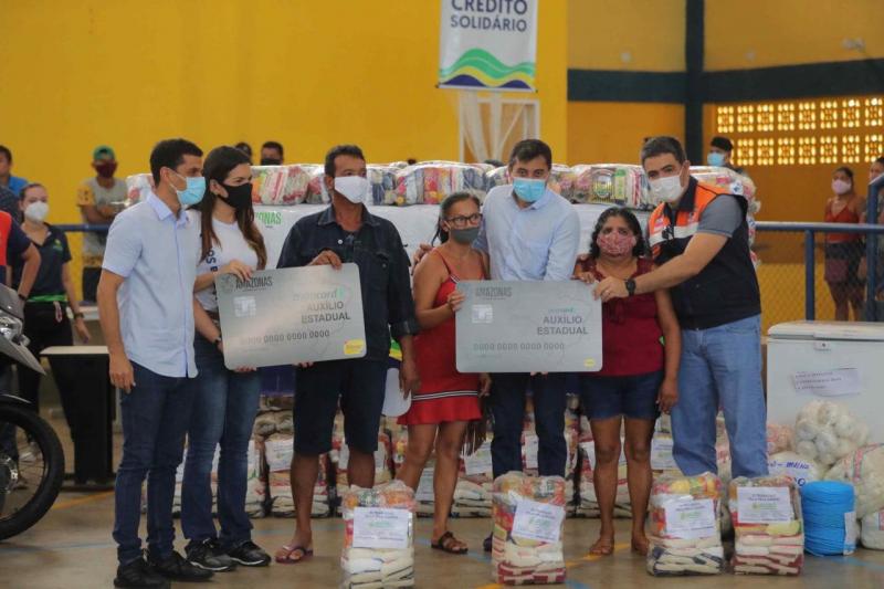 Em Maués, Wilson Lima entrega cartões do Auxílio Estadual Enchente e linhas de crédito