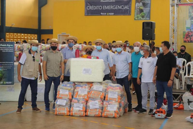 Governador Wilson Lima entrega cestas básicas e leva ações para o setor primário em Maués