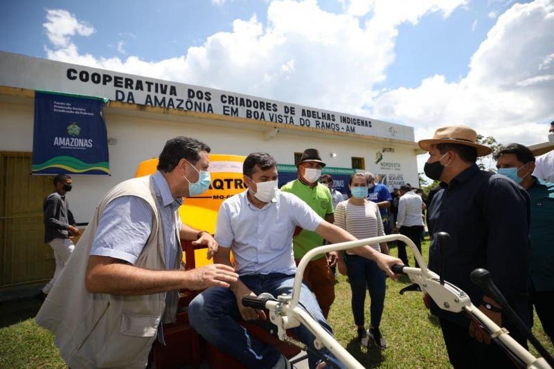 Em Boa Vista do Ramos, Governo do Estado realiza entrega de equipamentos para cooperativa de mel 