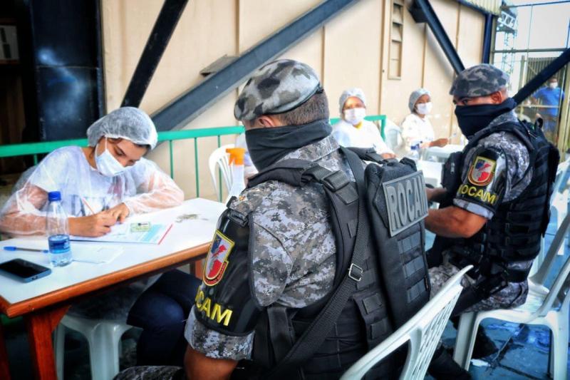 Policiais militares passam por testagem da Covid-19 para reforçar o policiamento durante 'Live Parintins 2021'