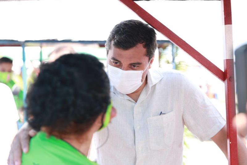 Wilson Lima entrega cestas básicas aos tricicleiros de Parintins