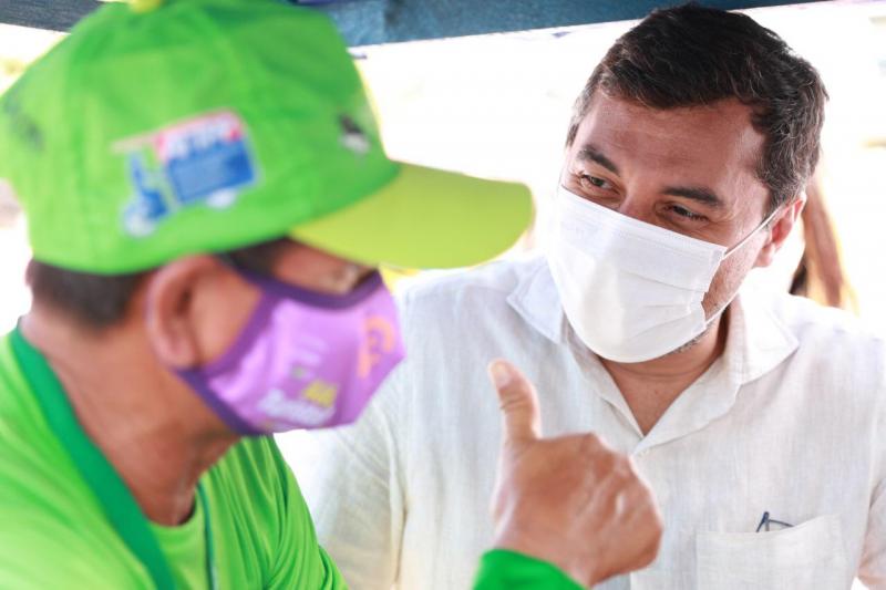 Wilson Lima entrega cestas básicas aos tricicleiros de Parintins