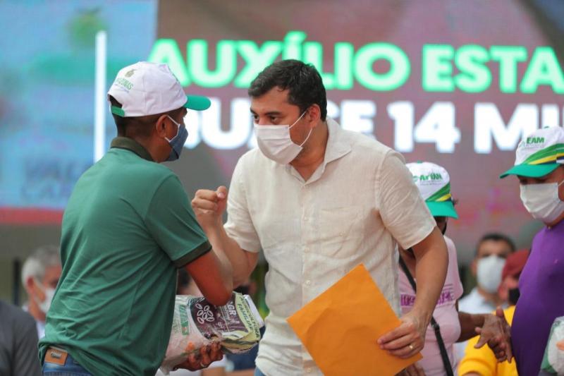 Wilson Lima entrega sementes, alevinos e equipamentos ao setor primário de Parintins