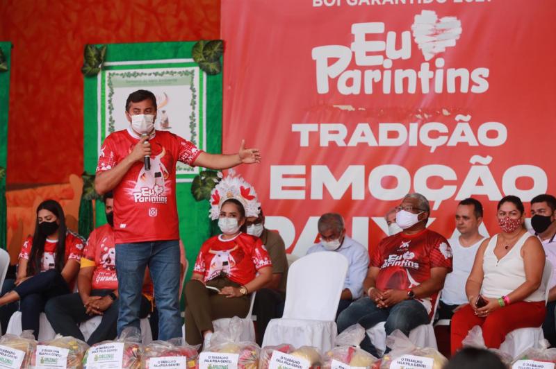 Wilson Lima entrega cestas básicas a artistas dos bois Caprichoso e Garantido
