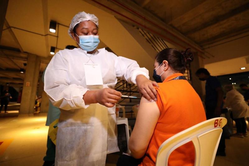 Trabalhadores do Polo Industrial aproveitam a madrugada para se vacinar no mutirão 'Vacina Amazonas'