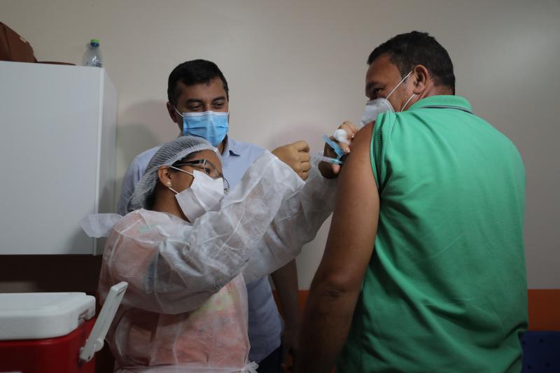 Primeiro vacinado contra Covid-19 em área rural de Rio Preto da Eva comemora chegada do mutirão