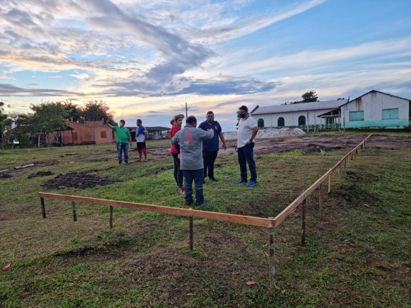 Bi Garcia dá ordem de serviço para construção de ginásio poliesportivo na região da Serra de Parintins