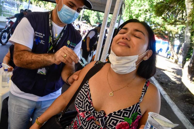 Emoção: vacinados contra Covid-19 comemoram primeira dose da imunização em cinco municípios do AM  