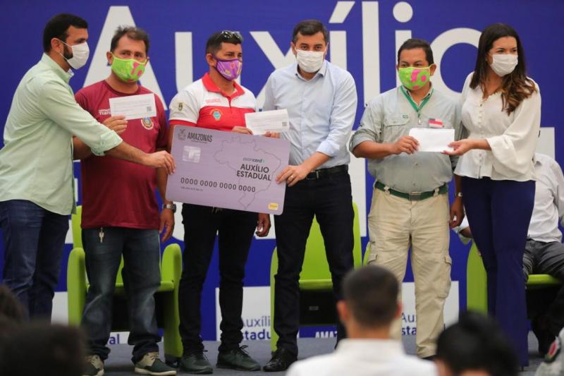 Wilson Lima inicia entrega dos cartões do Auxílio Estadual para mais de mil profissionais do Esporte, Turismo e Cultura