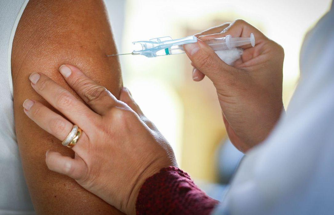 Vacinação contra Covid-19 reduz ocupação de UTIs nos estados para menos de 90%