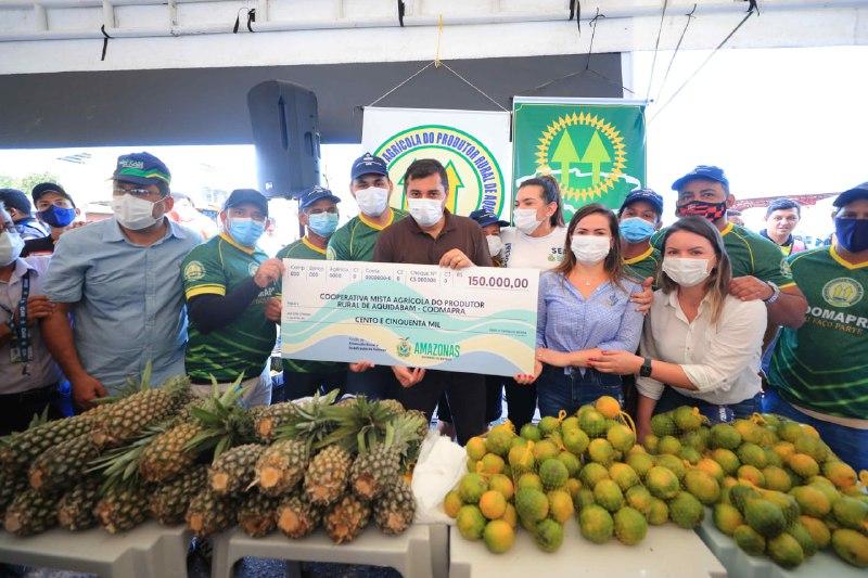 Governador Wilson Lima entrega mais de R$ 1 milhão em recursos para associações do setor primário de Manacapuru