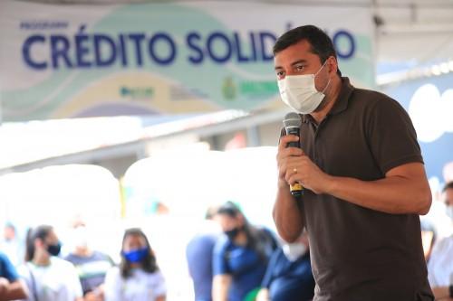 Em Manacapuru, governador Wilson Lima entrega cartões do Auxílio Estadual para artistas