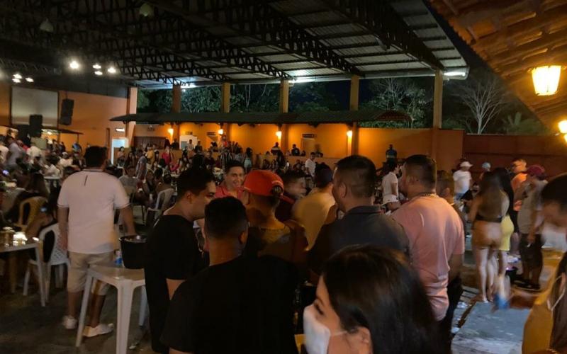 Estabelecimentos foram autuados e casa de festas com cerca de mil pessoas foi interditada pela CIF