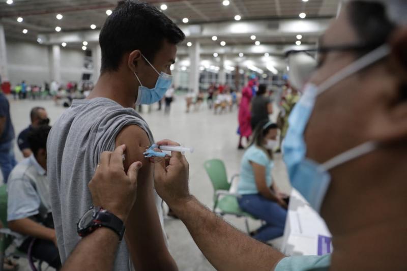 Painel da FVS-RCP informa aplicação de 2,5 milhões de doses de vacina contra Covid-19 até este sábado (24)