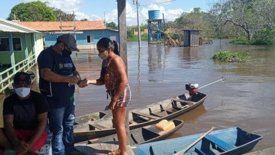 Em Parintins, Governo do AM encerra entrega do Auxílio Enchente e beneficia quase 10 mil famílias no município