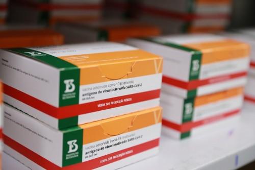 CoronaVac é eficaz contra variante Gama, indica estudo feito com profissionais da saúde em Manaus 