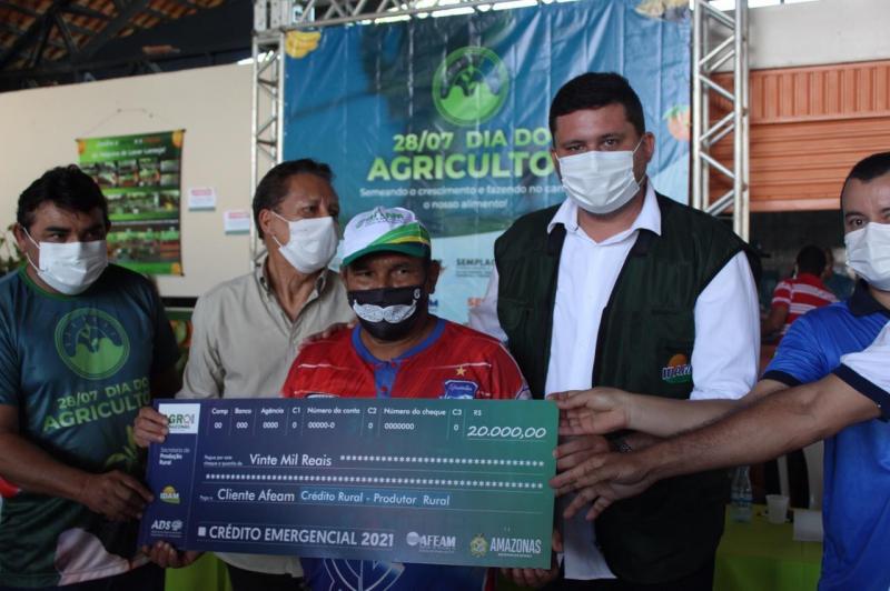 Em Rio Preto da Eva, governo do Amazonas libera mais de R$500 mil em crédito rural no Dia do Agricultor