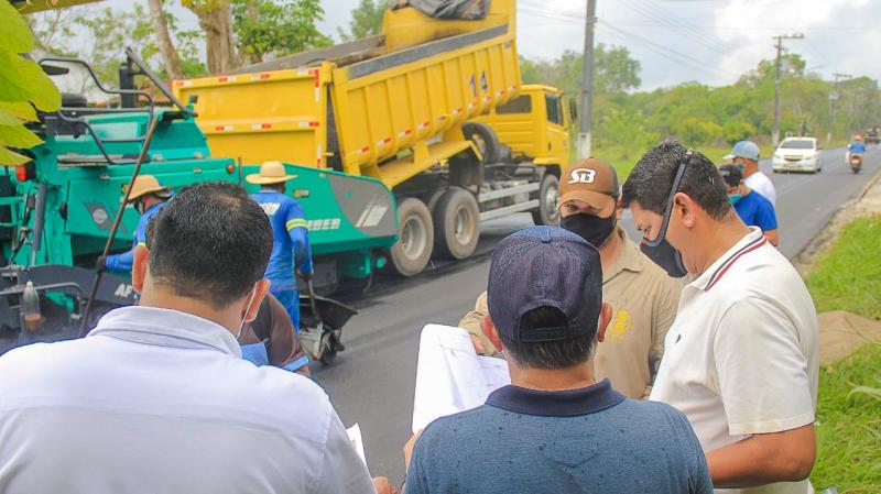 Prefeito de Parintins, Bi Garcia, vistoria recapeamento da estrada do Macurany