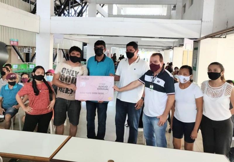 Profissionais da cultura de Parintins começam ter acesso aos cartões do Auxílio Estadual no valor de R$ 600