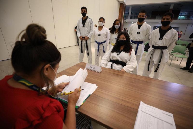 Governo do AM já entregou mais de 1,3 mil cartões do Auxílio Estadual para profissionais da Cultura, Esporte e Turismo