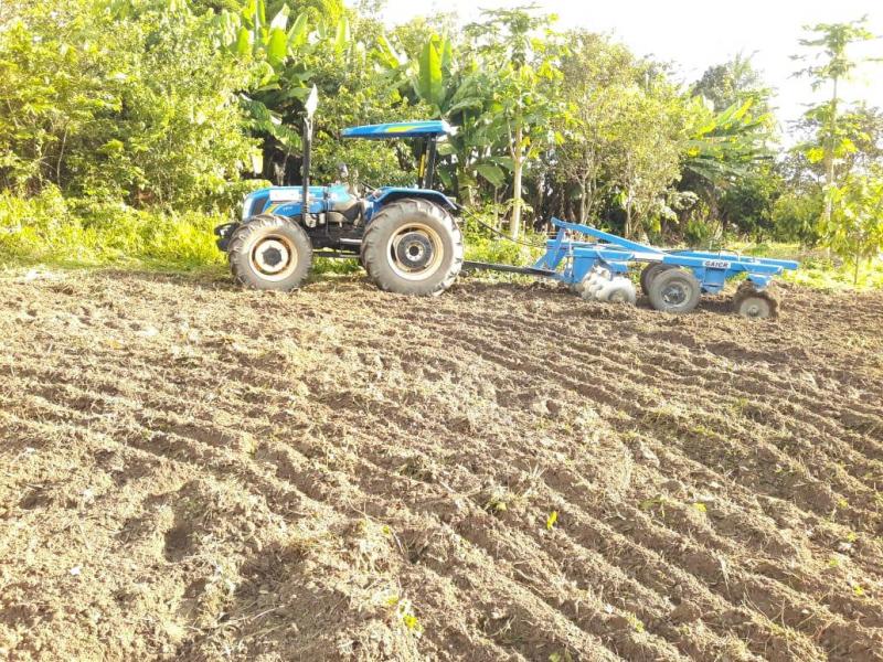 Mecanização agrícola é finalizada no Laguinho para a produção de melancia e abastecimento de Parintins 