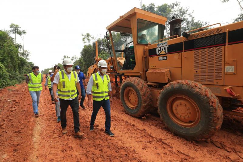 Em Iranduba, governador Wilson Lima vistoria obra de pavimentação de ramais 