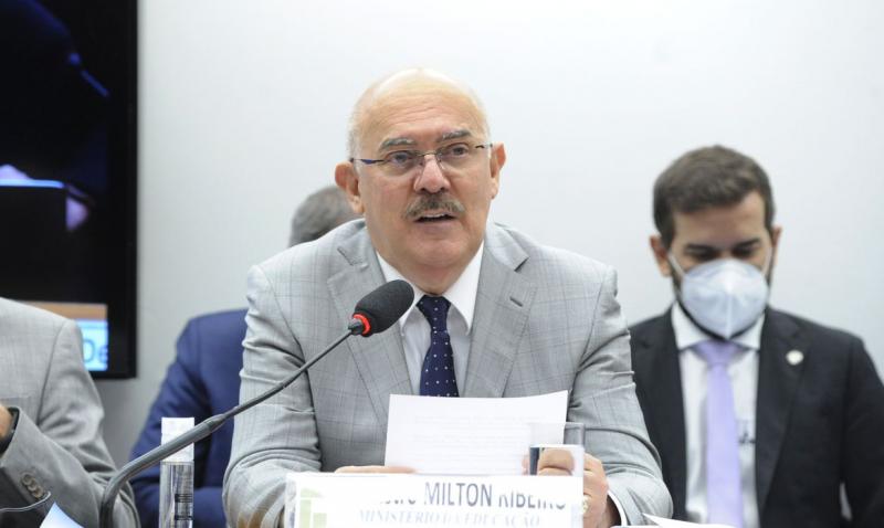 Ministro da Educação, Milton Ribeiro, assina portaria com orientações para aulas presenciais