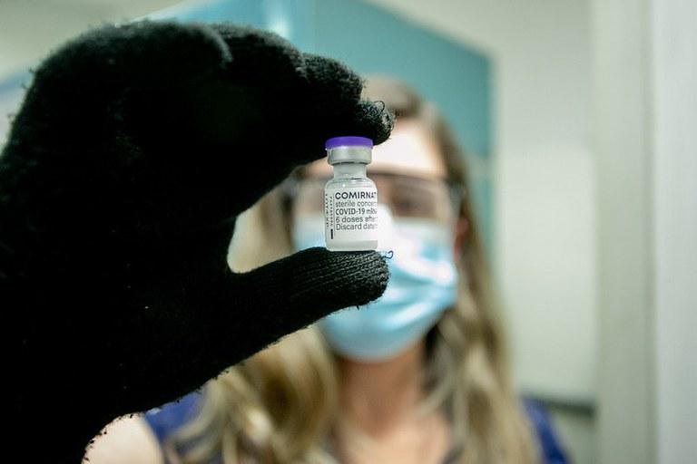 Brasil recebe mais 1,8 milhão de doses de vacina da Pfizer nesta quinta (05)