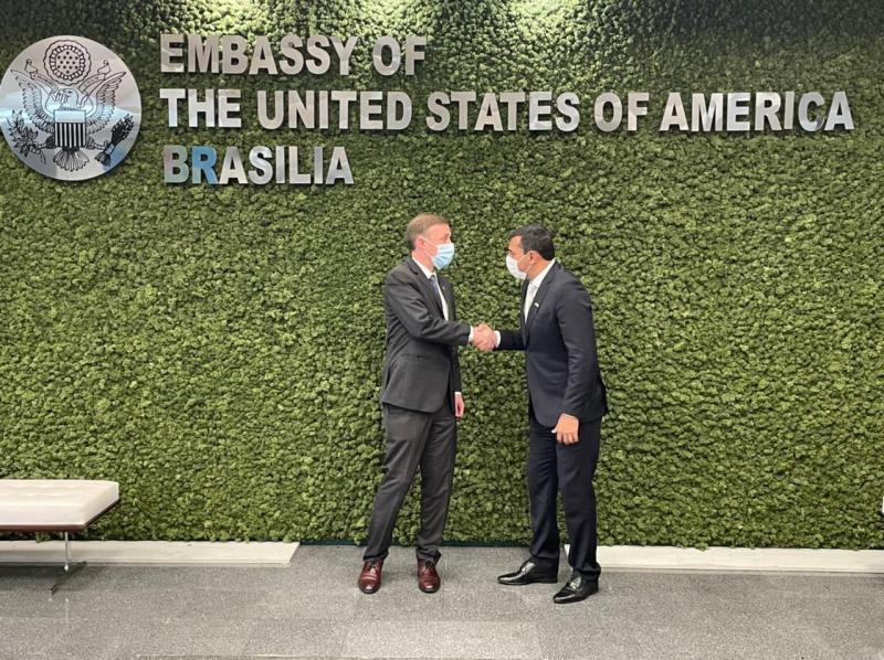 Wilson Lima destaca importância de aliar preservação e desenvolvimento econômico, em reunião na Embaixada Americana