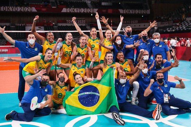 Brasil bate Coreia do Sul e pega EUA na final do vôlei feminino