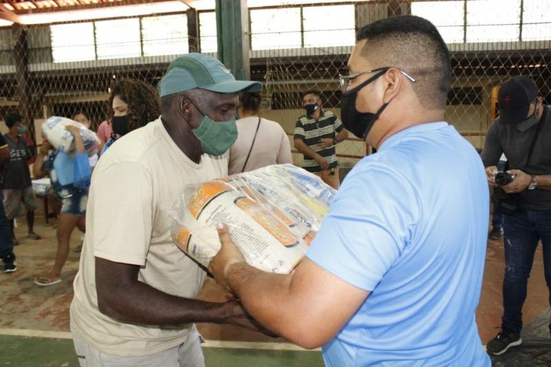 Governo do AM entrega cestas básicas para pescadores de Lábrea e Boca do Acre