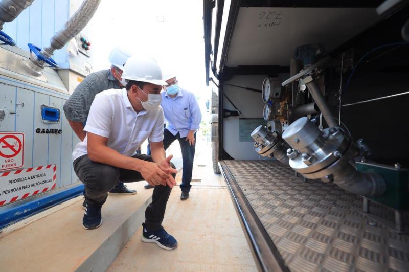 Em Silves, governador Wilson Lima entrega licença de operação à companhia para exploração de gás natural