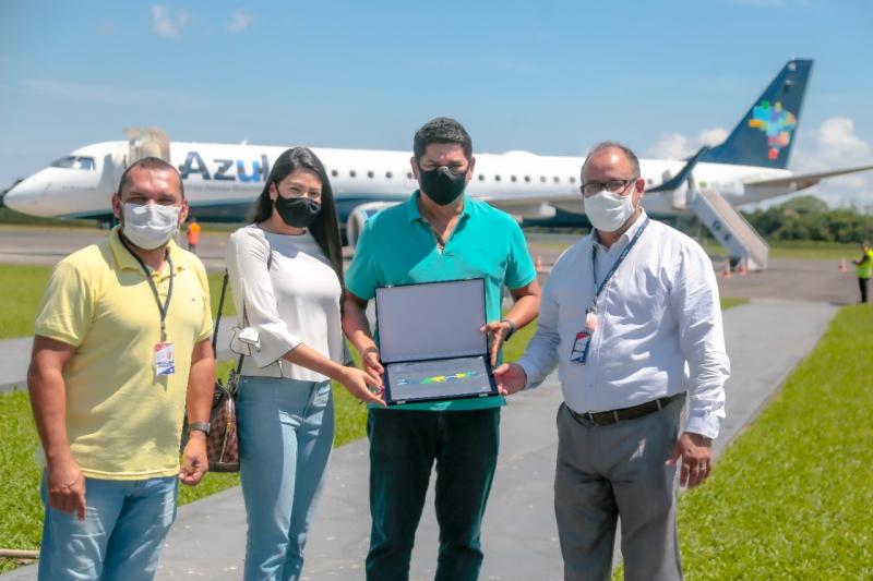 Prefeito de Parintins, Bi Garcia, recebe homenagem da Azul Linhas Aéreas 