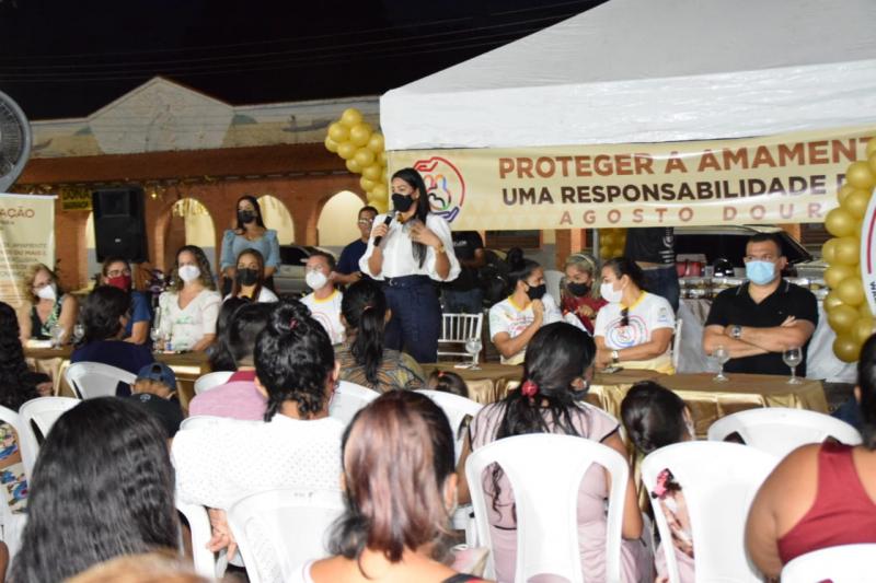 Primeira-dama de Parintins, Mayra Dias, participa de ato a favor do aleitamento materno