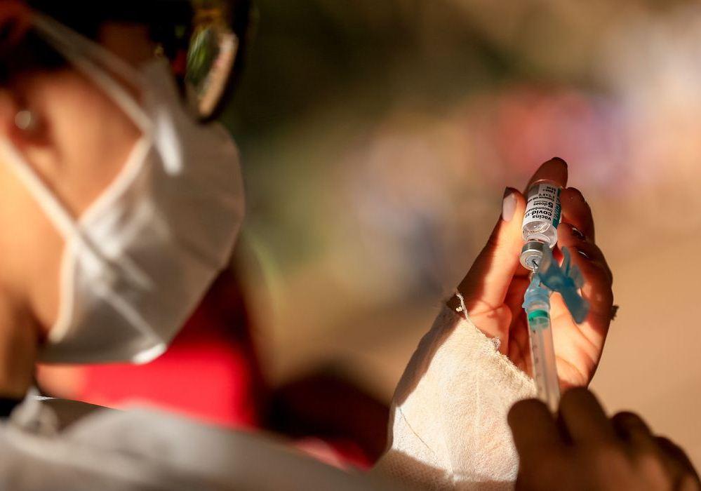 Estudo diz que restrição de idade para AstraZeneca zera coágulos raros