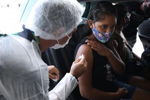 Equipes da SES-AM reforçam vacinação do público de 12 a 17 anos no Sambódromo