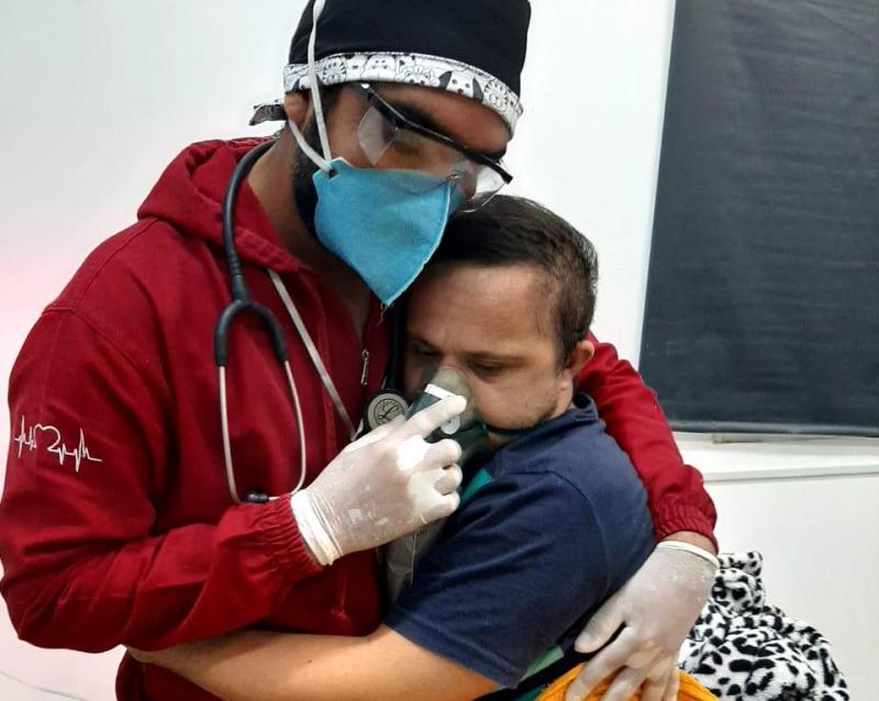 Enfermeiro Amazonense, que abraçou paciente com síndrome de Down para dar oxigênio, é indicado a prêmio nacional de enfermagem