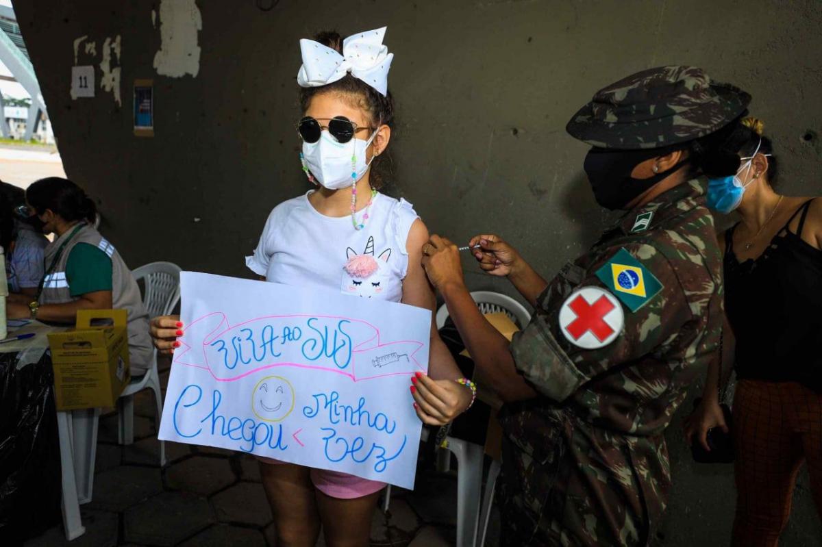 Com os filhos vacinados, pais sentem alívio e segurança contra Covid-19