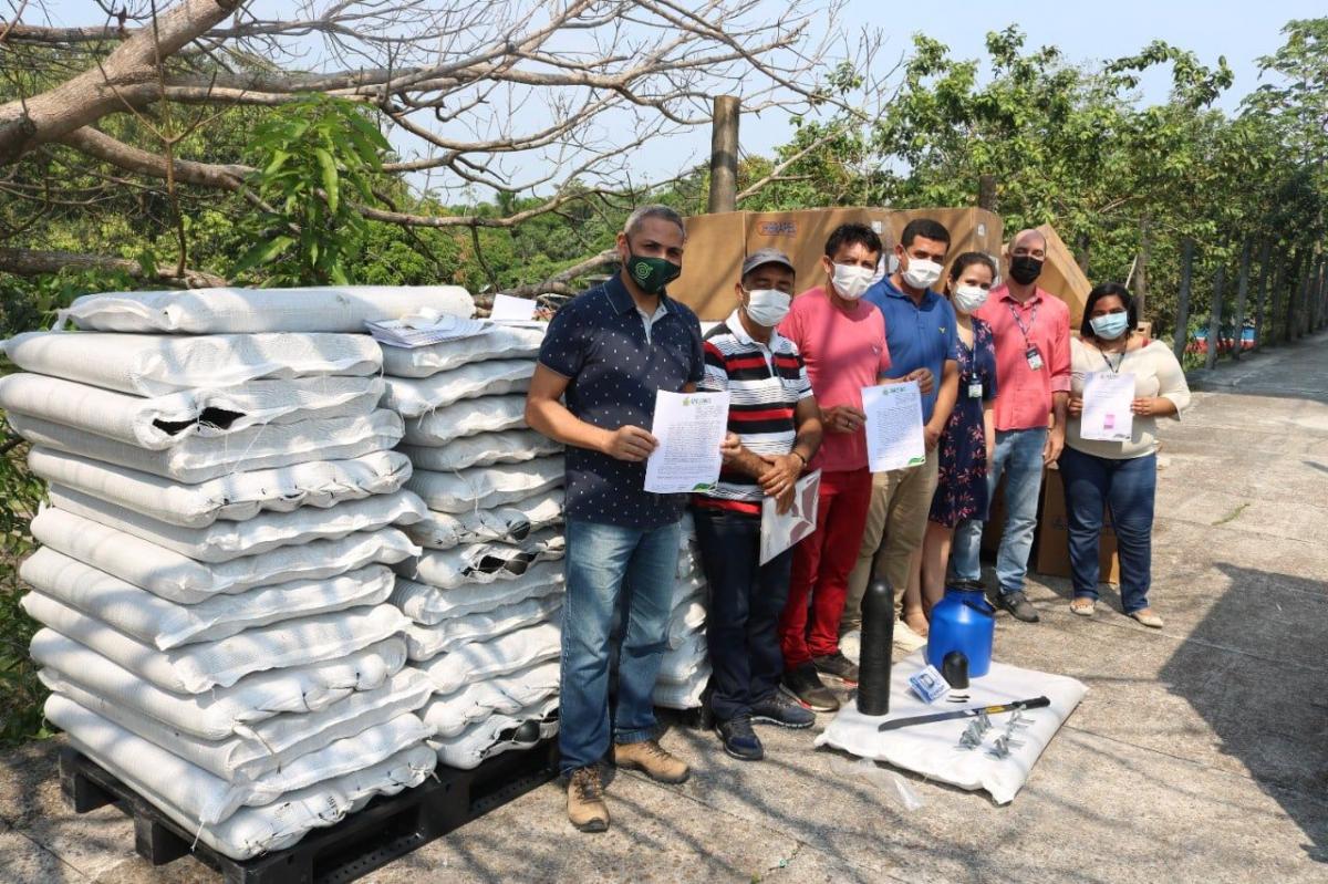 Governo do AM finaliza entrega de 240 kits seringueiros para produtores