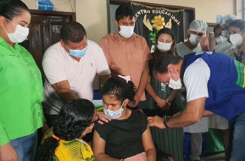 Em Iranduba, menina de 13 anos que sobreviveu à Covid-19 é a primeira adolescente vacinada do interior do AM