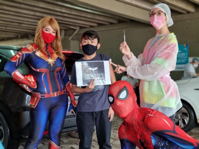 No Sambódromo, profissionais da SES-AM incentivam vacinação de adolescentes com heróis dos quadrinhos 
