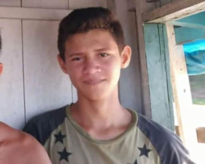 Menino de 13 anos morre após sofrer mal súbito enquanto jogava bola em Barreirinha