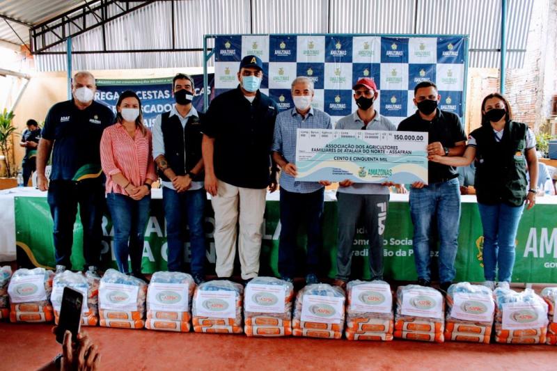 Governo do Amazonas entrega mais de 4,3 mil cestas básicas para pescadores do Alto Solimões