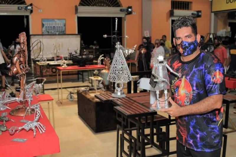 Artista parintinense realiza exposição no Mercado Municipal de obras feitas com sucata