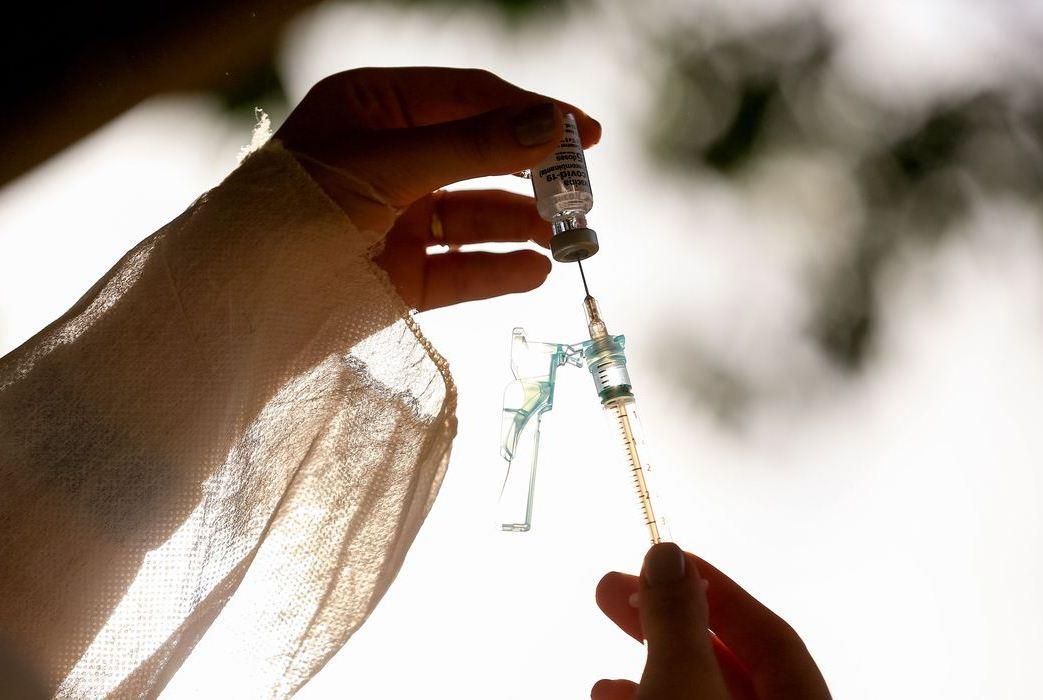 Brasil avalia aplicar dose de reforço de vacina contra Covid-19 em público específico
