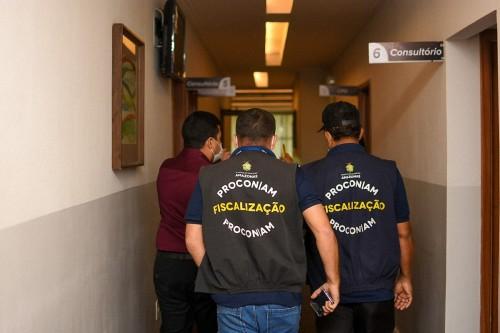Procon-AM autua clínica por ausência de Código de Defesa do Consumidor e placa da Lei do Troco