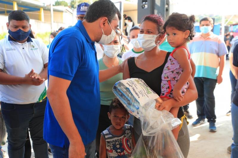 Governador Wilson Lima entrega 3 toneladas de peixe e kits de higiene para 1,5 mil famílias na zona leste