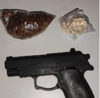 Em Parintins, policiais militares do 11º BPM apreendem simulacro de arma de fogo e entorpecentes
