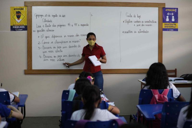 Rede estadual retoma aulas 100% presenciais em Manaus, com profissionais da educação e estudantes vacinados