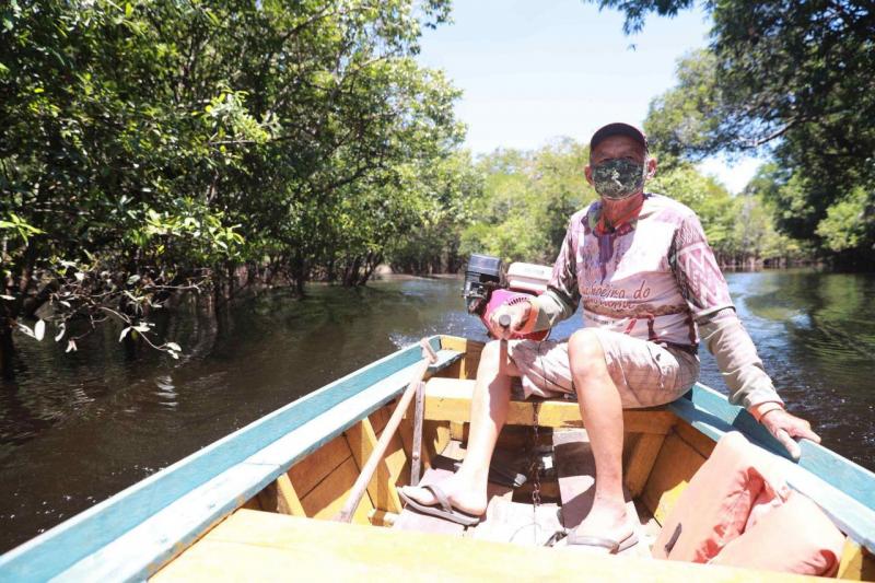 ‘É um sonho ter nosso asfalto’, diz canoeiro que vive do turismo em área de ramal no Iranduba